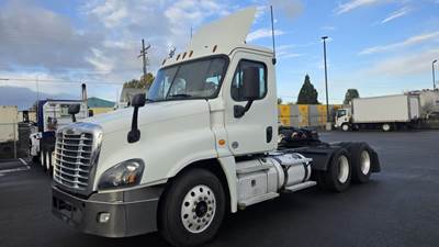 Freightliner Cascadia 125 Day Cab Truck - 450HP, 10 Speed Automatic