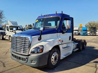 Freightliner Cascadia 125 Day Cab Truck - 455HP, 10 Speed Manual
