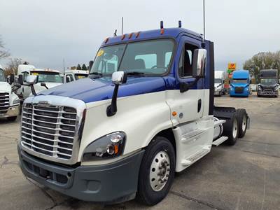 Freightliner Cascadia 125 Day Cab Truck - 455HP, 10 Speed Manual