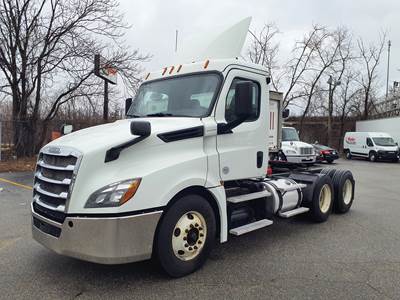 Freightliner Cascadia 126 Day Cab Truck - 450HP, 12 Speed Automatic