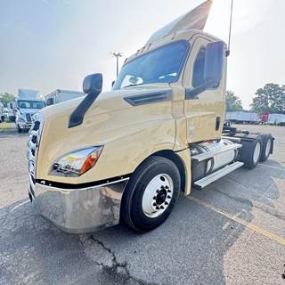 Freightliner Cascadia 126 Day Cab Truck - 450HP, 12 Speed Automatic