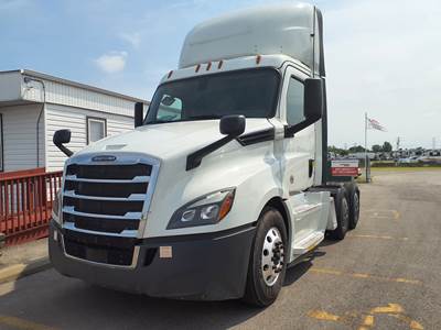 Freightliner Cascadia 126 Day Cab Truck - 400HP, 12 Speed Automatic