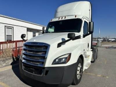 Freightliner Cascadia 126 Day Cab Truck - 400HP, 12 Speed Automatic