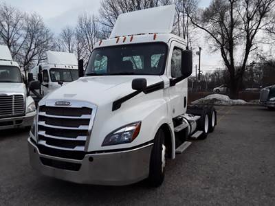 Freightliner Cascadia 126 Day Cab Truck - 450HP, 12 Speed Automatic