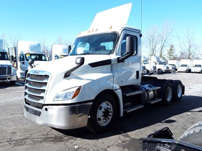 Freightliner Cascadia 126 Day Cab Truck - 450HP, 12 Speed Automatic