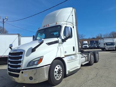 Freightliner Cascadia 126 Day Cab Truck - 12 Speed Automatic