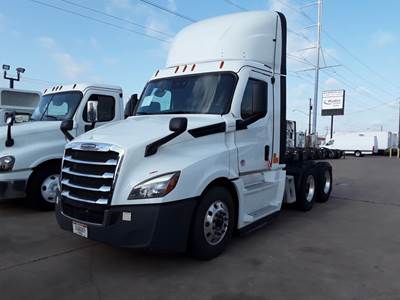 Freightliner Cascadia 126 Day Cab Truck - 400HP, 12 Speed Automatic