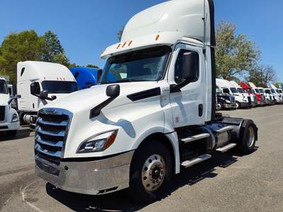 Freightliner Cascadia 126 Single Axle Day Cab Truck - 455HP, 12 Speed Automatic