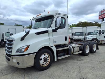 Freightliner Cascadia 126 Day Cab Truck - 410HP, 12 Speed Automatic