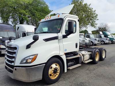 Freightliner Cascadia 126 Day Cab Truck - 450HP, 12 Speed Automatic