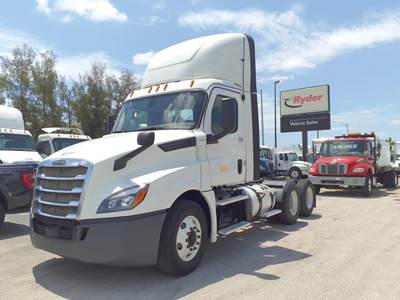 Freightliner Cascadia 126 Day Cab Truck - 450HP, 12 Speed Automatic