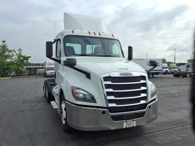 Freightliner Cascadia 126 Day Cab Truck - 450HP, 12 Speed Automatic