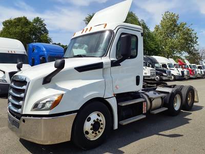 Freightliner Cascadia 126 Day Cab Truck - 450HP, 12 Speed Automatic