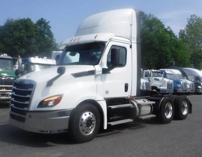 Freightliner Cascadia 126 Day Cab Truck - 455HP, 12 Speed Automatic