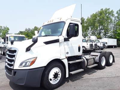 Freightliner Cascadia 126 Day Cab Truck - 450HP, 12 Speed Automatic