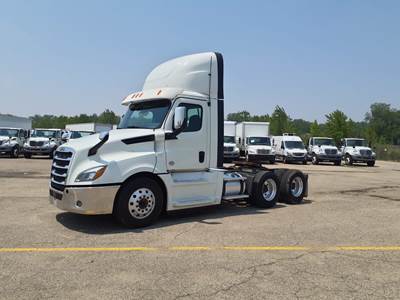 Freightliner Cascadia 126 Day Cab Truck - 450HP, 12 Speed Automatic