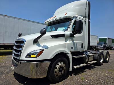 Freightliner Cascadia 126 Day Cab Truck - 455HP, 12 Speed Automatic