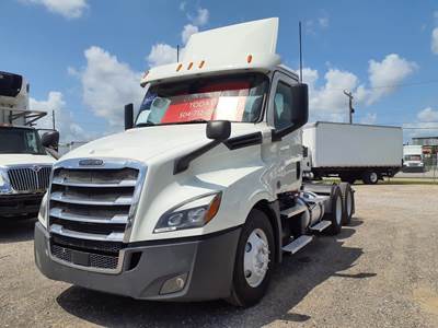 Freightliner Cascadia 126 Day Cab Truck - 450HP, 12 Speed Automatic