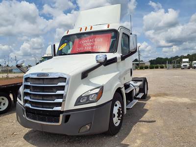 Freightliner Cascadia 126 Single Axle Day Cab Truck - 450HP, 12 Speed Automatic