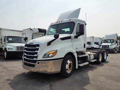 Freightliner Cascadia 126 Day Cab Truck - 450HP, 12 Speed Automatic