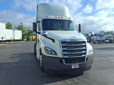 Freightliner Cascadia 126 Day Cab Truck - 400HP, 12 Speed Automatic