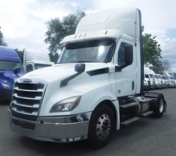 Freightliner Cascadia 126 Single Axle Day Cab Truck - 455HP, 12 Speed Automatic