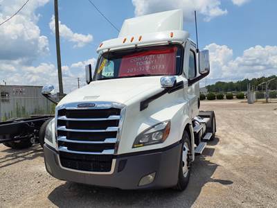 Freightliner Cascadia 126 Single Axle Day Cab Truck - 450HP, 12 Speed Automatic