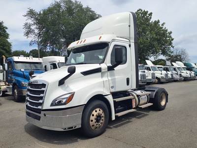 Freightliner Cascadia 126 Single Axle Day Cab Truck - 455HP, 12 Speed Automatic