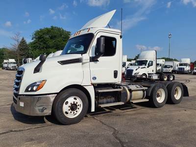 Freightliner Cascadia 126 Day Cab Truck - 450HP, 12 Speed Automatic