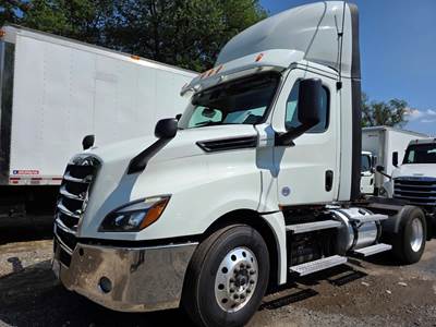Freightliner Cascadia 126 Single Axle Day Cab Truck - 455HP, 12 Speed Automatic
