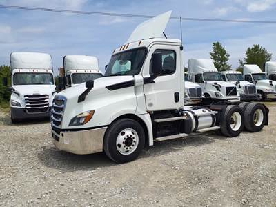 Freightliner Cascadia 126 Day Cab Truck - 450HP, 12 Speed Automatic