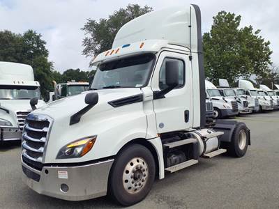 Freightliner Cascadia 126 Single Axle Day Cab Truck - 455HP, 12 Speed Automatic