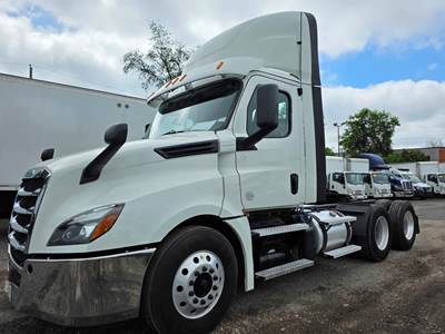 Freightliner Cascadia 126 Day Cab Truck - 455HP, 12 Speed Automatic