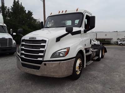 Freightliner Cascadia 126 Day Cab Truck - 450HP, 12 Speed Automatic