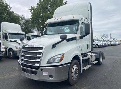 Freightliner Cascadia 126 Single Axle Day Cab Truck - 455HP, 12 Speed Automatic
