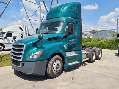Freightliner Cascadia 126 Day Cab Truck - 455HP, 12 Speed Automatic