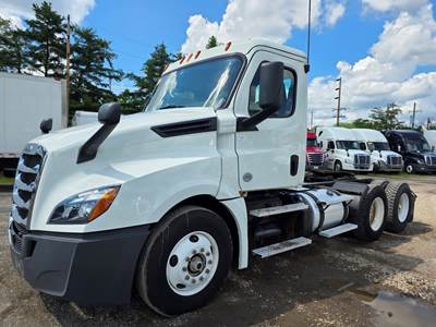 Freightliner Cascadia 126 Day Cab Truck - 450HP, 12 Speed Automatic
