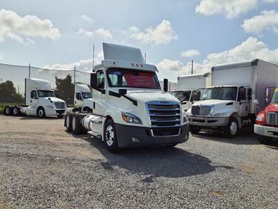 Freightliner Cascadia 126 Day Cab Truck - 450HP, 12 Speed Automatic