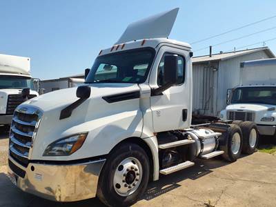 Freightliner Cascadia 126 Day Cab Truck - 455HP, 12 Speed Automatic