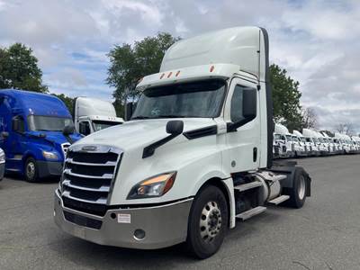 Freightliner Cascadia 126 Single Axle Day Cab Truck - 455HP, 12 Speed Automatic