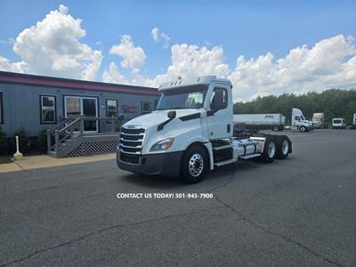 Freightliner Cascadia 126 Day Cab Truck - 450HP, 12 Speed Automatic