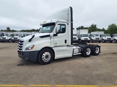 Freightliner Cascadia 126 Day Cab Truck - 450HP, 12 Speed Automatic