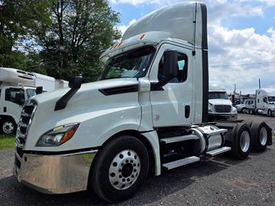 Freightliner Cascadia 126 Day Cab Truck - 455HP, 12 Speed Automatic