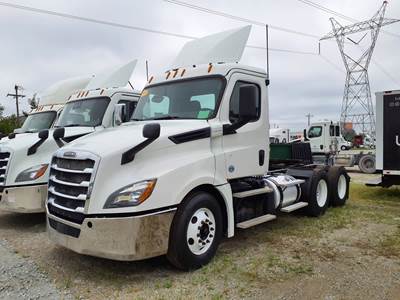 Freightliner Cascadia 126 Day Cab Truck - 450HP, 12 Speed Automatic