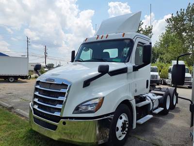 Freightliner Cascadia 126 Day Cab Truck - 450HP, 12 Speed Automatic