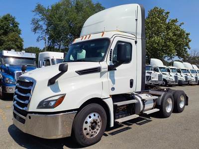 Freightliner Cascadia 126 Day Cab Truck - 505HP, 12 Speed Automatic