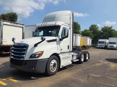 Freightliner Cascadia 126 Day Cab Truck - 455HP, 12 Speed Automatic