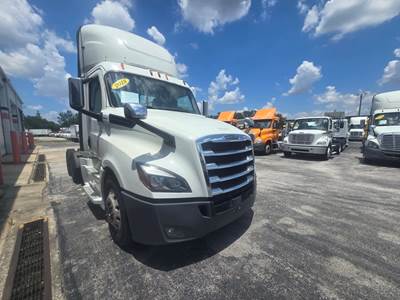 Freightliner Cascadia 126 Day Cab Truck - 400HP, 12 Speed Automatic