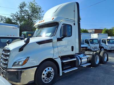 Freightliner Cascadia 126 Day Cab Truck - 455HP, 12 Speed Automatic