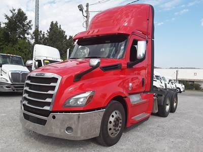 Freightliner Cascadia 126 Day Cab Truck - 450HP, 12 Speed Automatic